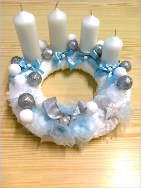 Adventní věnec s bílými svíčkami a modrými mašličkami